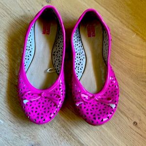 Pink patent vegan leather laser cut pattern & bow girls 2.5 ballet flat